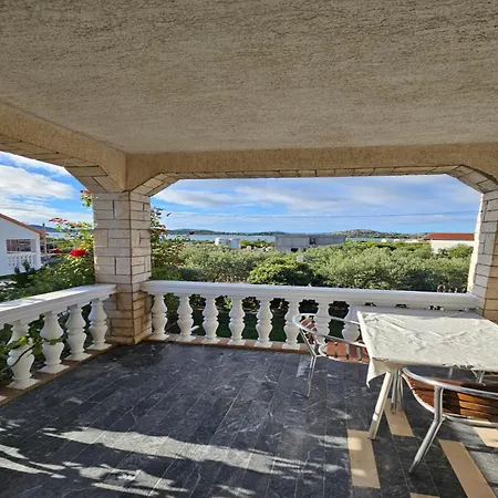 In Tribunj Near Bristak דירה